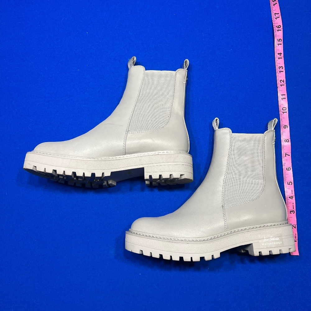 Like new! Laguna lugged sole Chelsea boots
